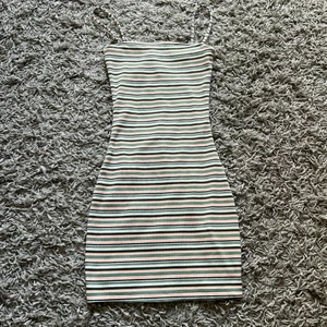 Klänning från h&m - Denna klänning är för kort för mig då jag inte tycker att de blir snyggt om de är kort, så tänker att de är bättre om nån annan kanske vill ha den mer än vad jag vill ha den, så den kommer till användning, den är använt ungefär 5 gånger inte mer då jag tyckt att den inte är jätte fin på mig💕 pris kan diskuteras och ink frakt💕