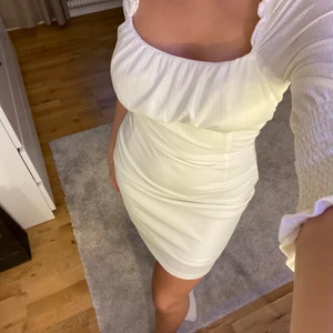 Bikbok Klänning - Som ny! Använd endast en gång, säljer då jag inte fått användning för den. Klänningen är köpt ifrån Bikbok förra året🤍