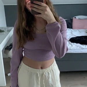 lila topp - super fin lila topp! den perfekta färgen och perfekta passformen. superfin att ha i sommar med ett par linnebyxor!