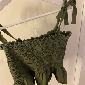 Linne - Super gulligt grönt linne som man själv knyter vid axlarna🤍 väldigt stretchig så passar flera olika storlekar och kroppstyper💖 70kr + 66kr frakt. Priser kan diskuteras