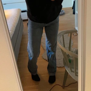 the mid waist straight  - Zara jeans! Tog av prislappen men skulle behöva en storlek större! Inte jätteanvända 💙