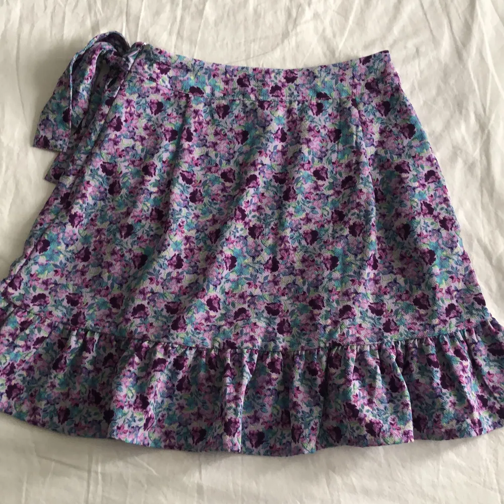 En super söt somrig omlott kjol från new yoker. Köpt i somras men anväts väldigt lite därför är den i nyskick, storlek xxs. Kontakta mig om du har någon fråga eller vill ha fler bilder:). Kjolar.