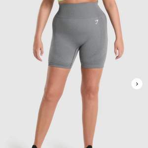 Gråa gymshark shorts som är i M men som är lite för stora på mig! Använda 1 gång