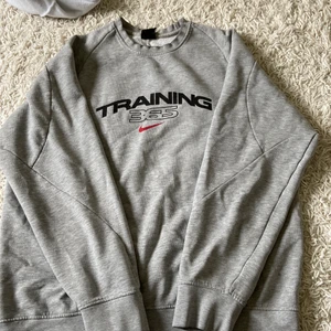 Nike tröja  - En snygg vintage Nike tröja som köptes på sekondhand, självklart inte i nyskick men jättefin☺️❤️‍🔥🫧