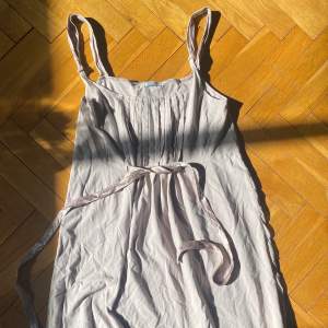 Supersöt vintage klänning med knytdetalj ifrån hunkydory i bra skick. Passar en M och en S beroende på om du vill ha den lite lite tajtare eller ej. 