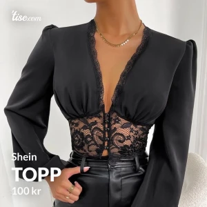 Shein topp - Svart topp från Shein i strl M. Aldrig använd så den är i skick som ny. Säljes för 100:- exklusive frakt. Finns i Västerås men kan skickas, köparen står för frakten.