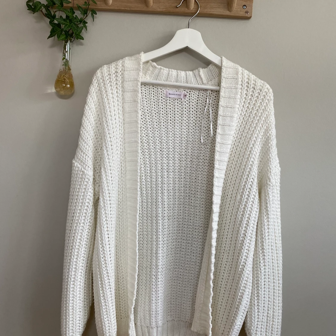 Vit stickad kofta