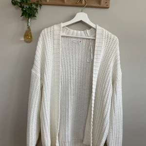 Vit stickad kofta  - Säljer denna favorit kofta då den inte kommer till användning mer, i fint skick
