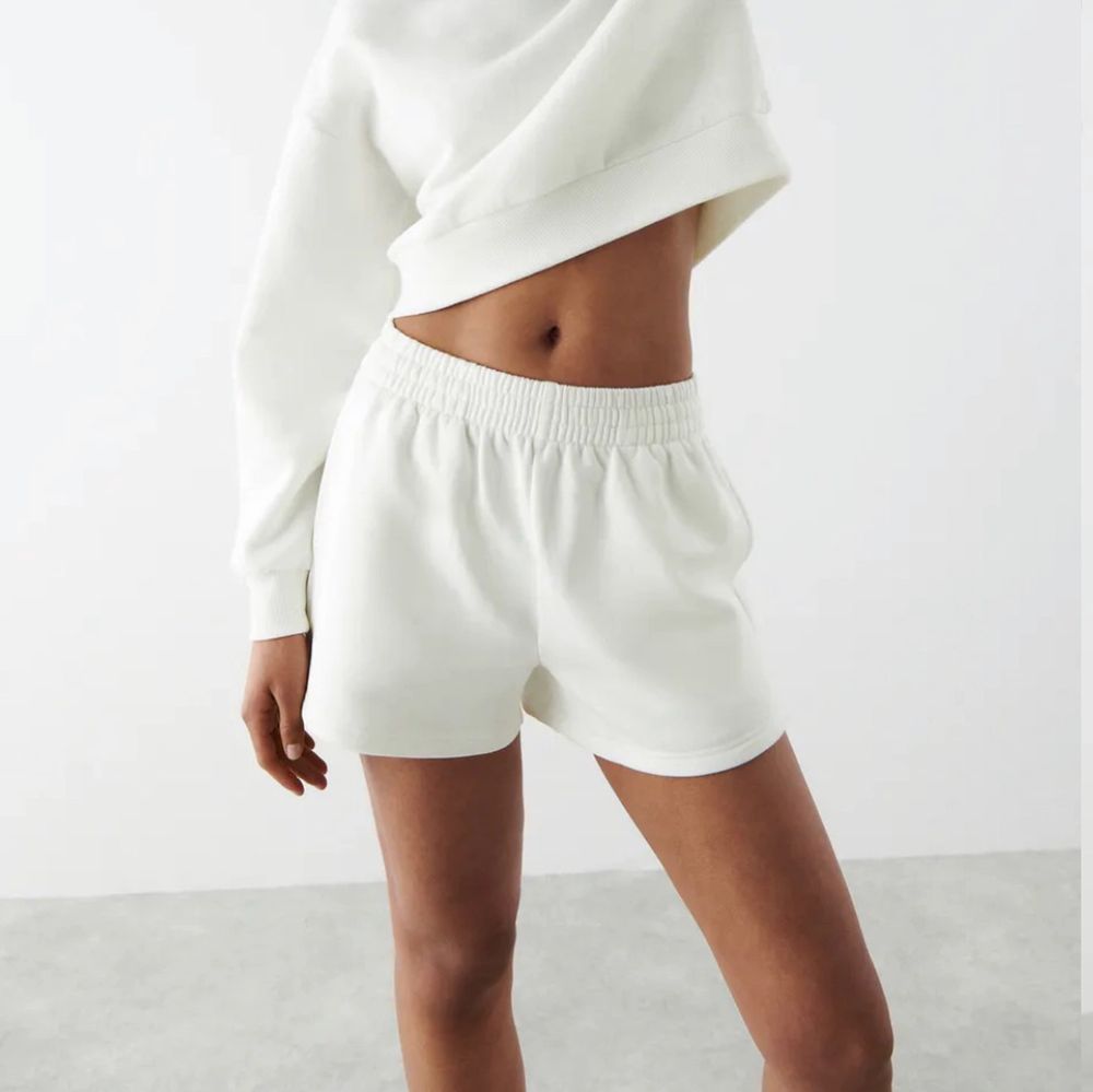 Säljer dessa vita mjukis shorts, storlek s. Från Gina och endast använda två gånger! Nypris är 199 och säljer för 100 kr! Perfekta som pyjamas shorts eller shorts som man kan använda till vardag eller till stranden! . Shorts.