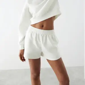 Säljer dessa vita mjukis shorts, storlek s. Från Gina och endast använda två gånger! Nypris är 199 och säljer för 100 kr! Perfekta som pyjamas shorts eller shorts som man kan använda till vardag eller till stranden! 
