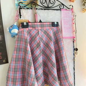 Rosa rutig kjol - Rosa tenniskjol med blå och svarta detaljer från SHEIN, endast prövad. Det står att den är i storlek Large, men passar även för Medium, den är 80 cm i midjan och 43 cm lång. Den är ganska tunn men inte så pass att man ser igenom den.  Köparen står för frakt