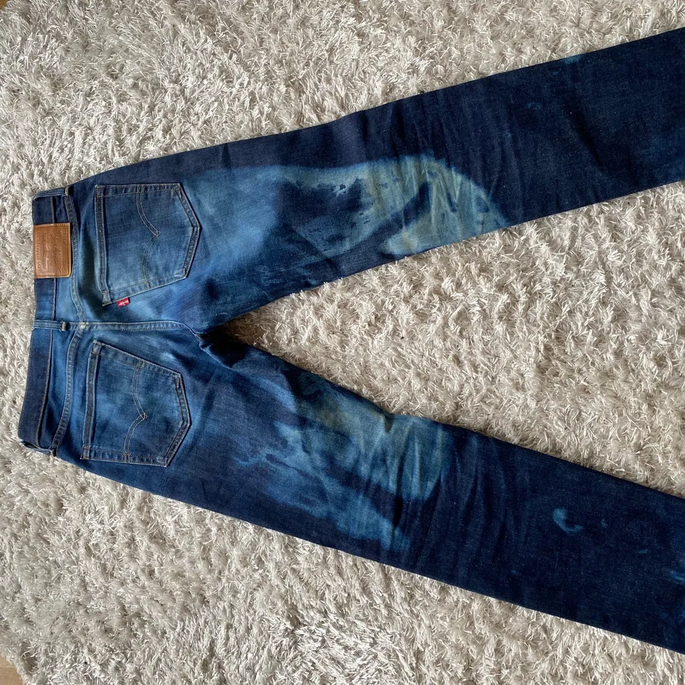 Bleachade Levis Jeans som ej kommer till användning. Väldigt bra skick. Buda. Jeans & Byxor.