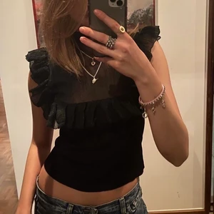 ZARA TOPP - Hej! Säljer en helt oanvänd topp från zara, första bilden är lånad ❤️ Helt och hållet som ny. Säljer då den inte passar mig tyvärr, trots att jag äääälskar den :( skitsnygg till låga jeans!!