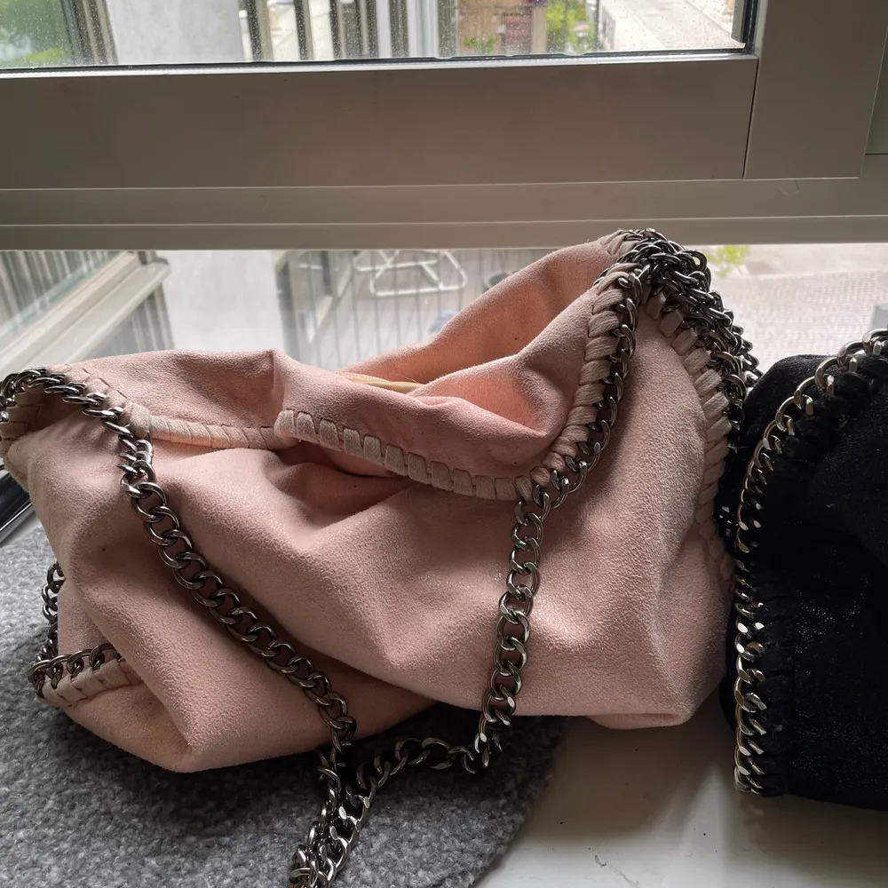 Två stella-liknande väskor, båda köpta i andra hand!💗pris kan diskuteras. (svarta väskan = SÅLD). Väskor.
