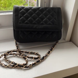 Svart axelväska  - Svart axelväska som inte kommer till användning längre. Använd fåtal gånger. Har tappat en dragkedja men det går att stänga ändå, säljer lite billigare pga det. 51kr frakt 