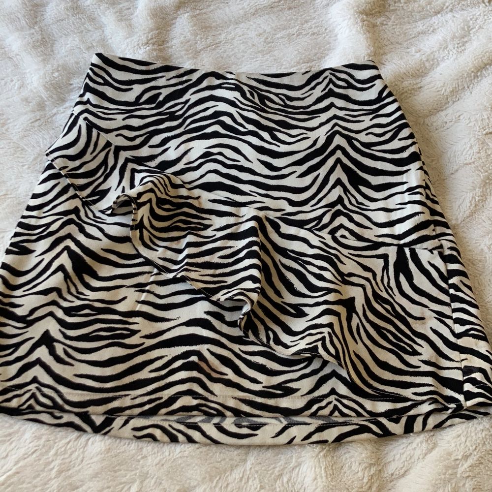Jättesöt kjol med zebra mönster på från Lindex. Säljer p.g.a att jag har andra kjolar och inte använder denna så mycket längre. 🖤🤍. Kjolar.