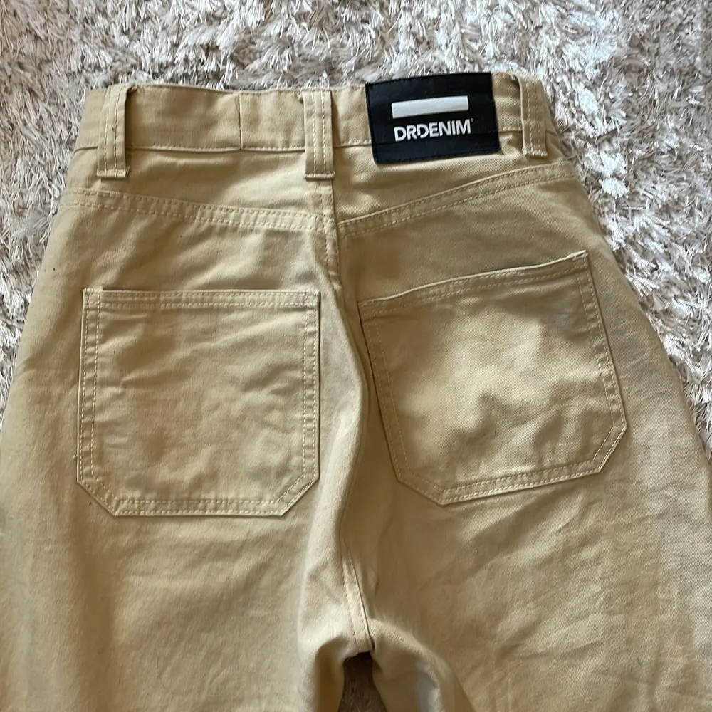 TUVA WORKER PANTS från DRDENIM i färgen desert/beige . Andvänd ett par gånger fast i bra skick men tyvärr har jag växt ifrån de och kan inte ha på mig de längre. . Jeans & Byxor.