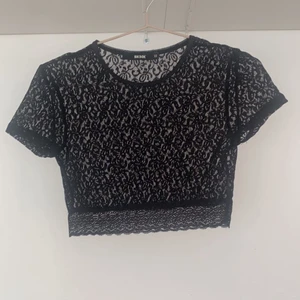 spetströja från bikbok - Säljer denna fettsnygga spetströja från bikbok❣️ Den är supersnygg med tex en spetsbh under eller liknande!🤩 använd någon enstaka gång❣️❣️