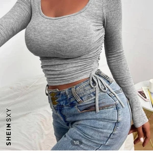 Grå topp från shein  - Aldrig använd, storlek M men passar även en S eller större än M. Säljer då den inte ritkigt va min stil. 50kr+frakt men pris kan diskuteras vid snap affär.finns i Borås osäker på vad frakten ligger på men det ska kollas upp.