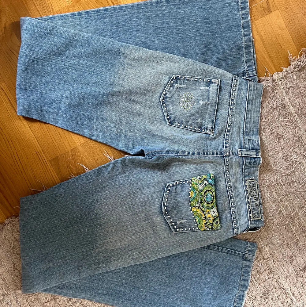 ❤️💋💕❤️Skitsnygga lågmidjade jeans från icejeans, dessa är i storleken 27 och har en riktigt snygg tvätt och en ljusblå färg med massa rainstones på💋💕❤️💕. Jeans & Byxor.