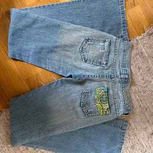 ❤️💋💕❤️Skitsnygga lågmidjade jeans från icejeans, dessa är i storleken 27 och har en riktigt snygg tvätt och en ljusblå färg med massa rainstones på💋💕❤️💕