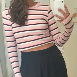 randig tröja - en rosa, randig tröja med ribbat material💗 som nyskick!