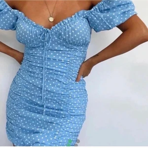 Blå klänning - INTE MINA BILDER! Säljer denna populära zara klänning som ej säljs längre. Köpt här på Plick och endast använd 1 gång av mig. Köparen står för frakten❤️