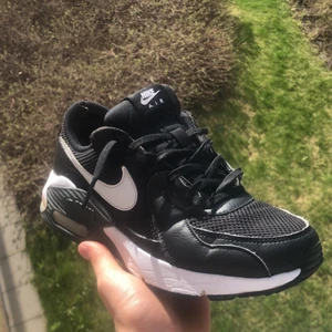 Air Max 90. Nike - Säljer nu mina gamla skor som jag har växt ur. Hade aldrig ngt problem med att dom var osköna. Dom var jätte sköna. Inte alls slitna.(PRISET KAN DUSKITERAS)😉