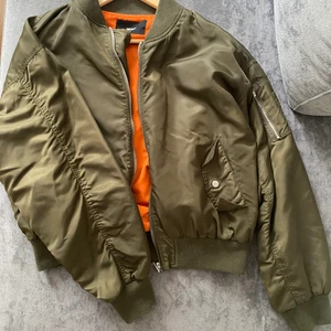 Bomberjacka  - Militärgrön bomberjacka från bikbok i storlek M. Använd men i bra skick. Säljer då den ej kommer till användning 