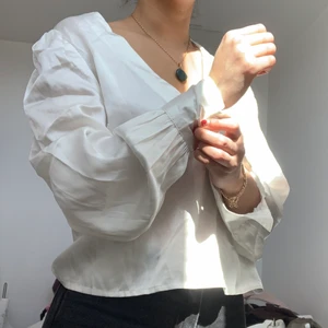 Vacker blus - Otrolig oanvänd blus i satinliknande material, fortfarande med prislappen på. Perfekt till sommaren!! 