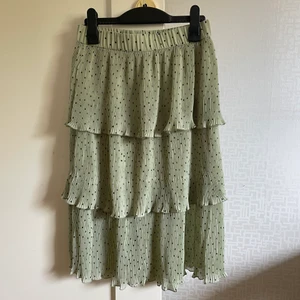 Grön prickig kjol - Grön kjol med svarta prickar från Monki! Använd en gång 🖤 Kan skicka fler bilder