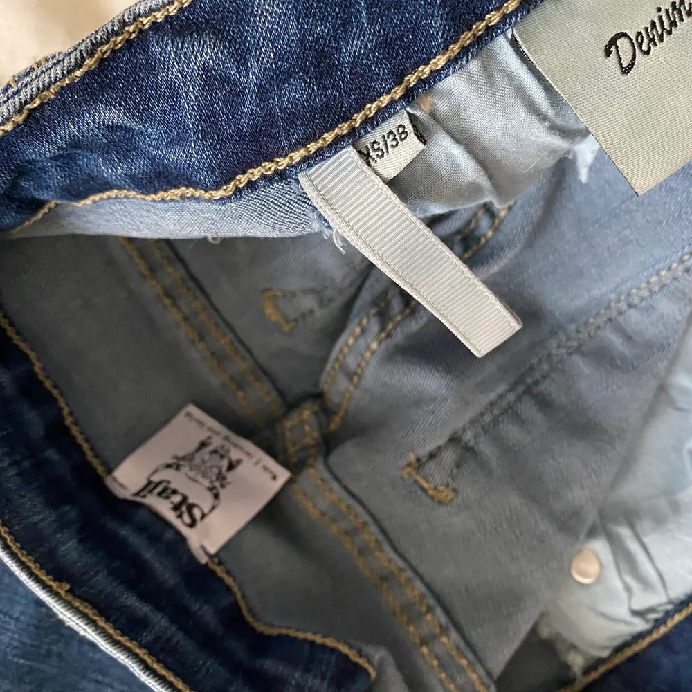 Använda 1 gång.  En Härlig Jeans byxa, utsvängda med fransar nertill.  OBS! Italienska storlekar, så man bör gå på första stl M Storlek XS-38.  . Jeans & Byxor.