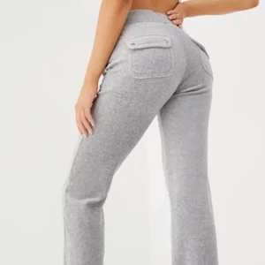 Juice couture  - Jag säljer mina gråa juicy couture byxor då dem inte används, om ni önskar fler bilder så är det bara att kontakta mig💖