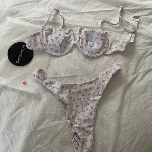 Bikini från Design by Si, Storlek S - Jättefin å söt bikini med så gulligt mönster!! Den passade inte riktigt mig och därav säljer jag. Ej använd!!! Som ni ser är plasten kvar på bikinin. Hör av er om ni är intresserade!! köpt för 273 säljer för 200kr+frakt, ev kan diskuteras så skriv bara💕💕💕💕💕