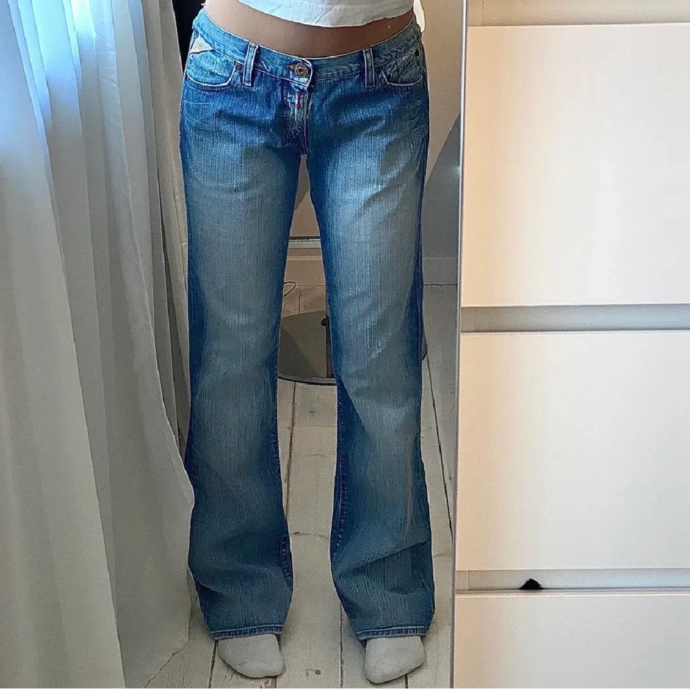 Säljer vidare dessa otroligt fina Replay Jeansen som jag köpt här på Plick! Fin ljusblåfärg med fina detaljer på bakfickorna, Innerbenslängd, 85cm och midjemått 84cm!! W31 L32! Buda endast om du är helt säker på att du vill köpa!! (Lånade bilder) 💞💞. Jeans & Byxor.