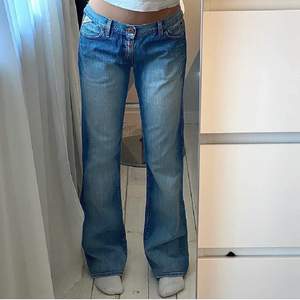 Säljer vidare dessa otroligt fina Replay Jeansen som jag köpt här på Plick! Fin ljusblåfärg med fina detaljer på bakfickorna, Innerbenslängd, 85cm och midjemått 84cm!! W31 L32! Buda endast om du är helt säker på att du vill köpa!! (Lånade bilder) 💞💞