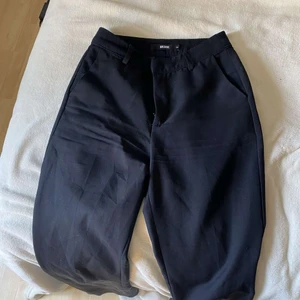 Bikbok kostymbyxor  - Säljer dessa byxor för dom inte längre kommer till användning. Skriv privat om du har några frågor