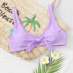 Bikini - Söt ljusare lila bikini topp med knyte fram, som även går att ta av/knyta hur man vill🦋 de finns inlägg som kommer med och den blir absolut inte lika skrynklig på haha.