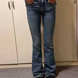 Jeans  - Sjukt snygga jeans frå diesels nya kollektion! Använda 1 gång då dom sitter lite tajt på mig runt låret. Inge så stretchiga. Jätte fin ljusare blå färg som passar perfekt inför sommaren! Lite mindre i storleken än de andra diesel jeansen. Jag är normalt en Xs-s. Passar i längd på någon som är 170-178