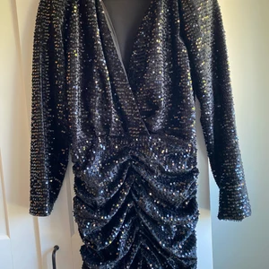 Glam Dress från Chiquelle - Klänningen är bara använd 1 gång, är i storlek Large. Köpt för 800 kronor säljer för 500, kan sänka priset vid snabb affär.