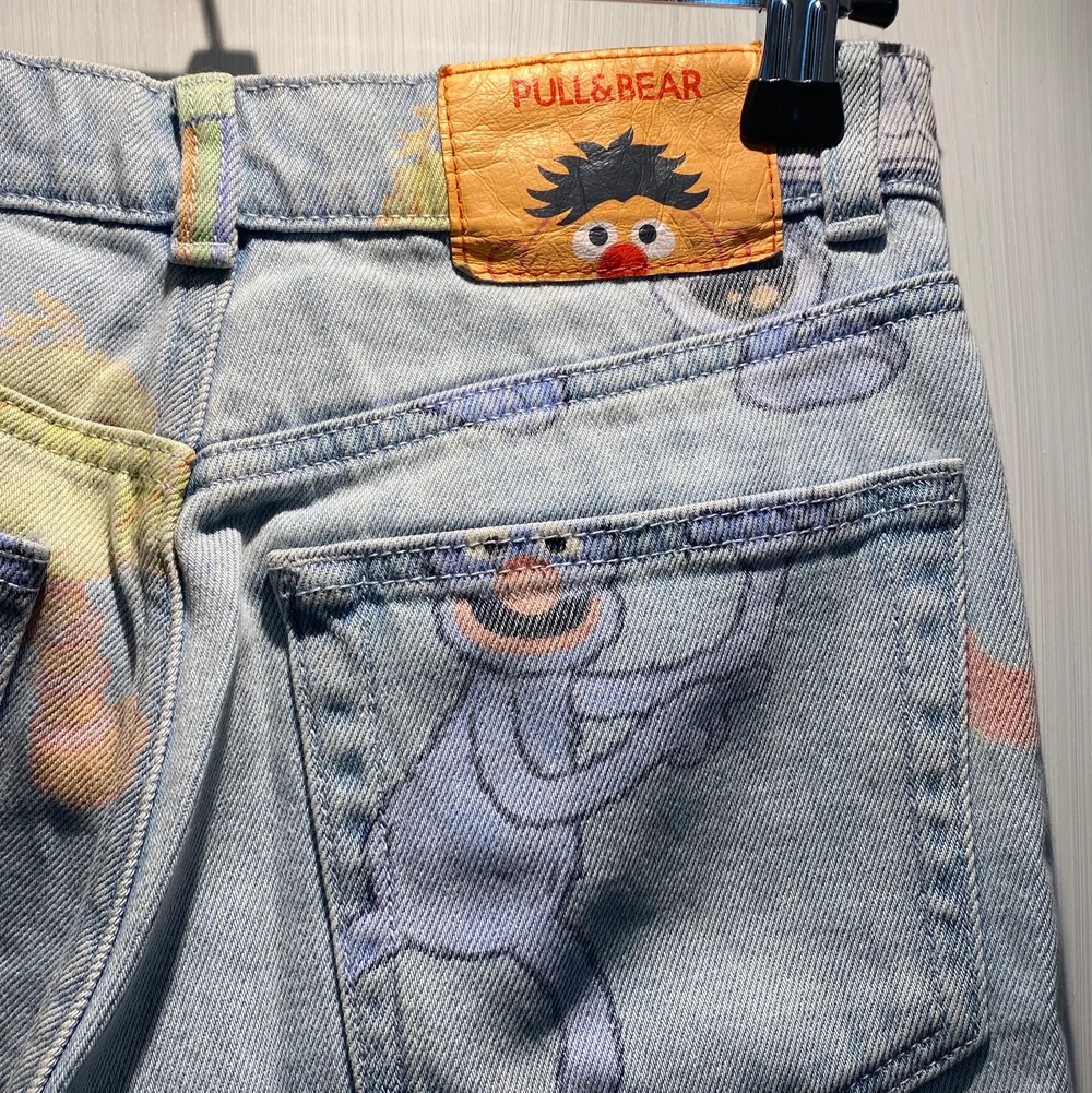 Ljusa jeans med sesame street tryck på från Pull & bear, supersköna jeans men kommer tyvärr inte till användning längre. Jeans & Byxor.