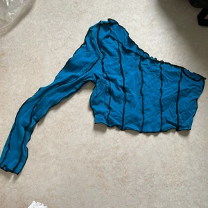 Enarmad topp - Blå topp med en lång ärm, kan användas åt båda hållen, aldrig anvädd.