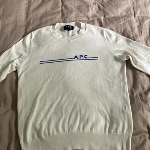 A.P.C - Rue madame paris stickad tröja - Storlek M - 90% bomull & 10% kashmir - Helt ny (aldrig använd) nypris: 1991kr
