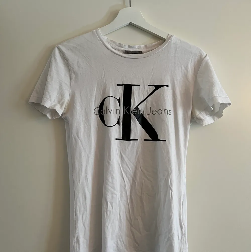 Jag säjer dessa två t-shirts för 100kr styck, den svarta är i storlek S och den vita är i storlek Xs🖤🤍. T-shirts.