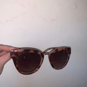 Bruna solglasögon från K.cobler. köpte för ett år sen men gillar inte modellen så därför inte använda så mycket och därför säljer. nypris 600. 