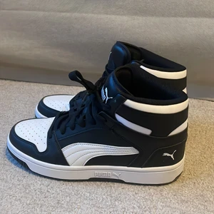 Puma rebound layup unisex sneakers  - Säljer ett par i princip helt nya. Har endast provat ute korta sträckor några gånger, men kände mig inte bekväm i dom tyvärr. 