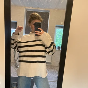 Randig stickad tröja - En perfekt oversized tröja. Använd sparsamt och är i storlek S