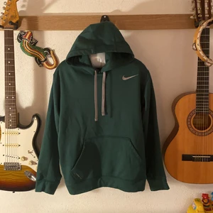 Grön/grå Nike hoodie polyester - Grön nike hoodie i 100% polyester köpt på tradera. Bra skick. Det står att storleken är L men skulle mer säga att den är S eller M. Den har två gråa partier i revebensområdet. Vanlig passform. Jag är 177 cm och väger 77 kg för referens i andra bilden. Möts upp i Lund. Tar emot swish eller kontant.