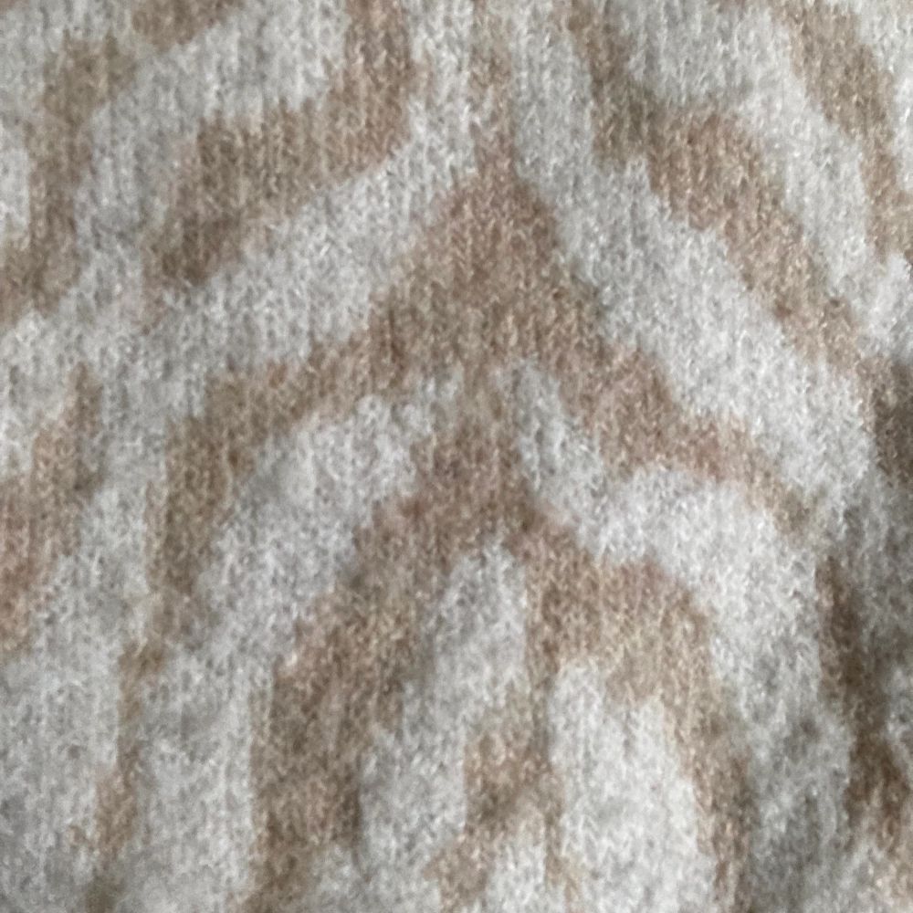Säljer denna sjukt snygga zebra tröja från mangos barnavdelning i använt skick. Har inga fläckar eller slitningar men är dock väldigt nopprig efter att ha tvättat den ofta. Går att fixa. Passar XS. Frakt ej inkluderad!. Tröjor & Koftor.