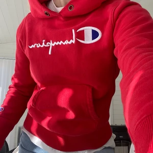 Champion hoodie - Röd hoodie från Champion. Jättebra skick! Kommer ej till användning❤️